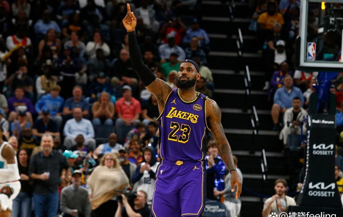 乐鱼网站詹姆斯回归赛场，出色防守首场状态亮眼，湖人观众沸腾！的简单介绍